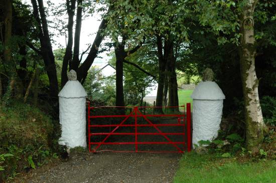 gateway leading to Willow Farmhouse, Milford