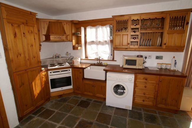 Well equipped kitchen with tiled floor